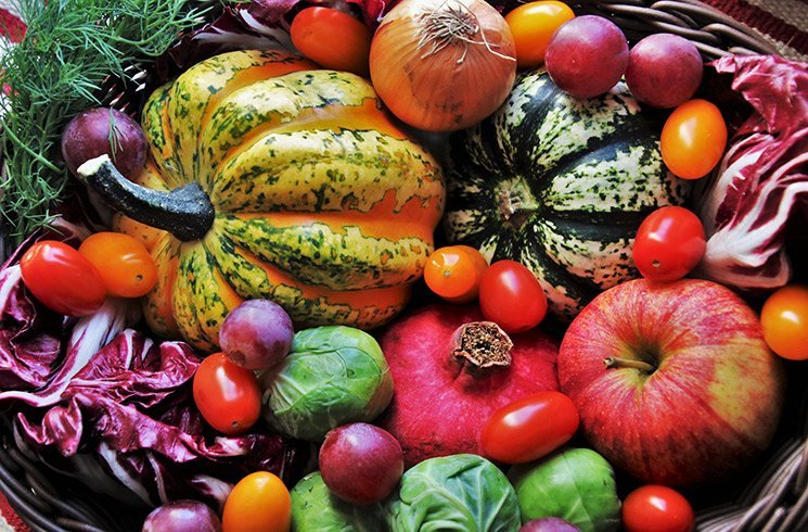 Un panierde légumes acheté auprès d'un cultivateur local.