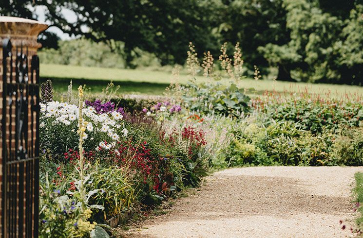 L’entrée d’un jardin sensoriel, avec de nombreuses plantes colorées.